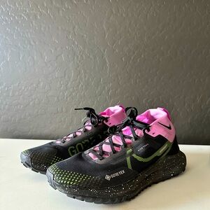 Size 8 Women’s Nike React Pegasus Trail 4 Gor-Tex GTX Black Pink